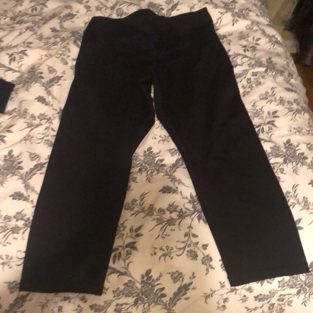 Excellent condition black cropped yoga leggings